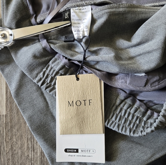 MOTF by SHEIN Grey & Black Side Stripe Dress Pants - 3XL - Picture 2 of 8